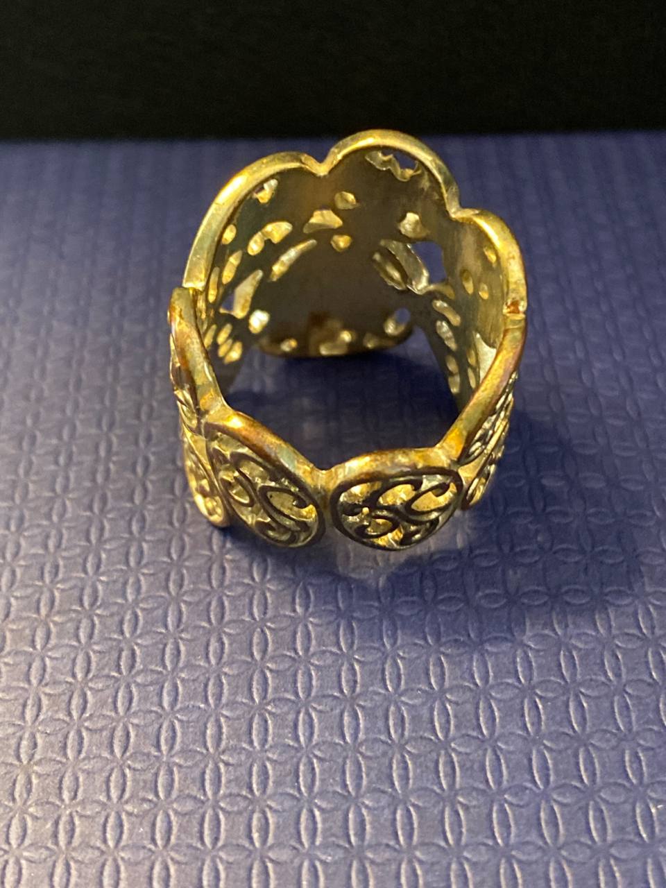 Bague large vintage en métal doré – Décor ajouré floral et volutes – Style néo Art Nouveau – Années 1970