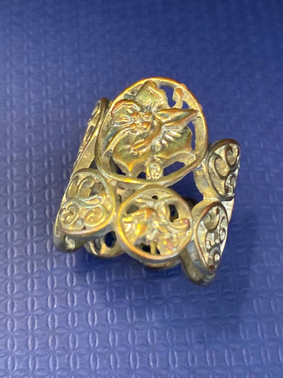 Bague large vintage en métal doré – Décor ajouré floral et volutes – Style néo Art Nouveau – Années 1970