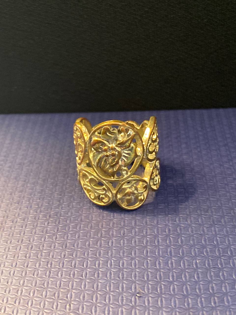 Bague large vintage en métal doré – Décor ajouré floral et volutes – Style néo Art Nouveau – Années 1970