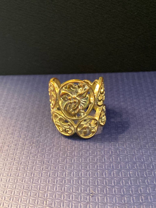 Bague large vintage en métal doré – Décor ajouré floral et volutes – Style néo Art Nouveau – Années 1970