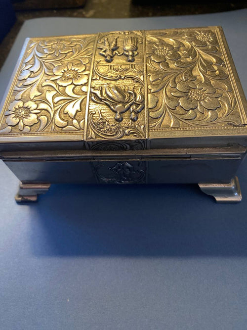 Boîte décorative en métal argenté – Scènes galantes XVIIIe – Style rococo