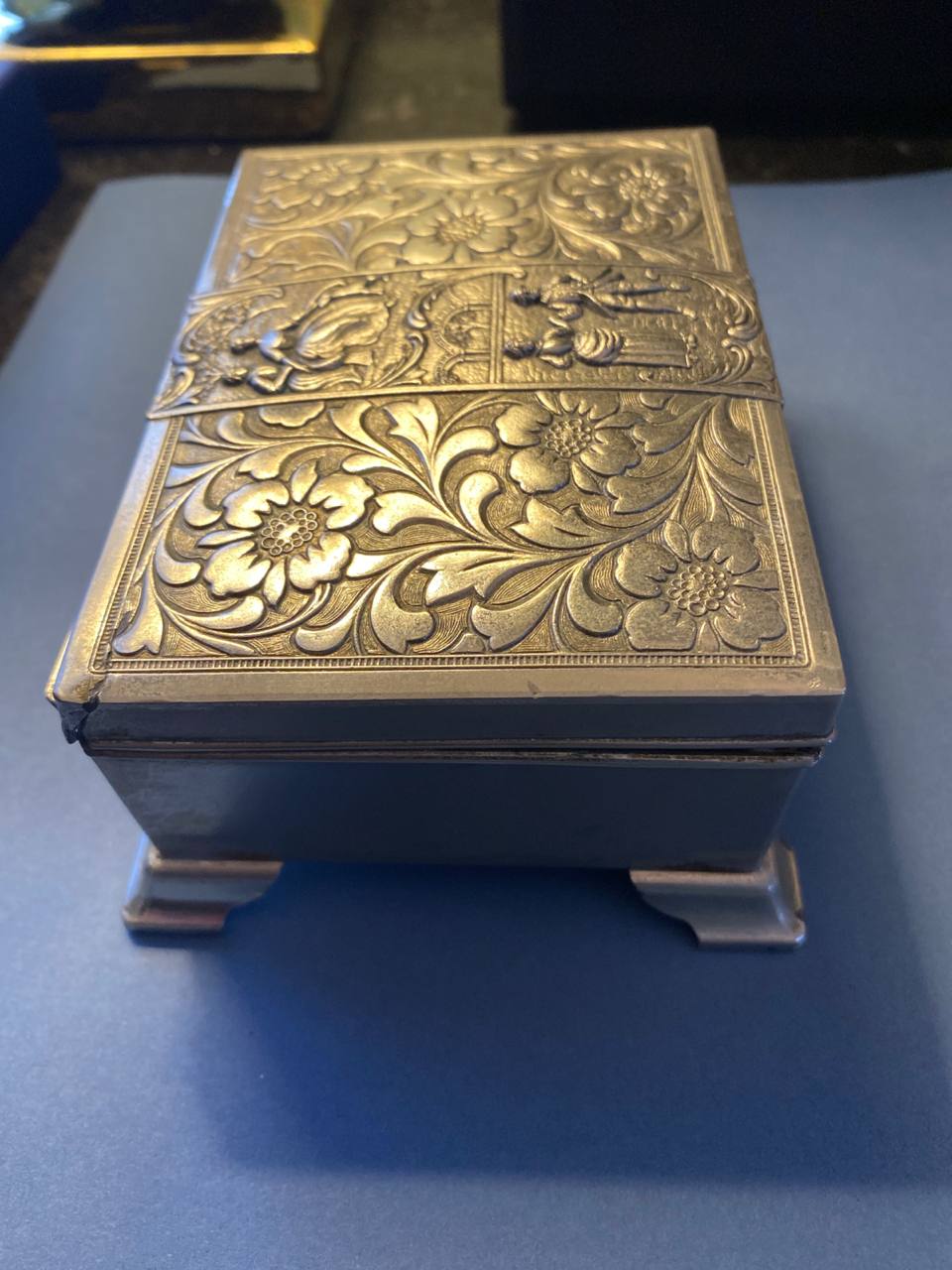 Boîte décorative en métal argenté – Scènes galantes XVIIIe – Style rococo
