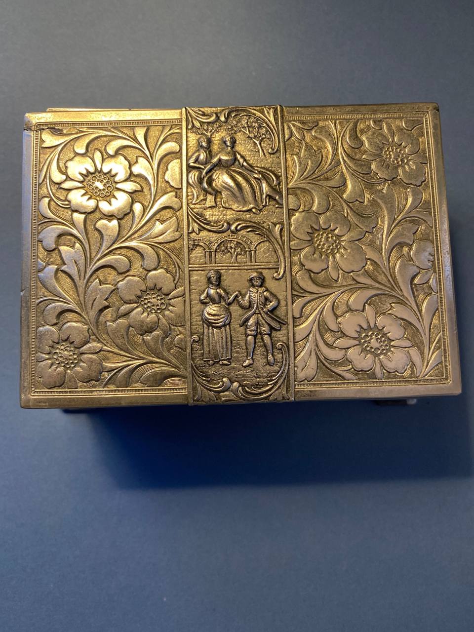 Boîte décorative en métal argenté – Scènes galantes XVIIIe – Style rococo
