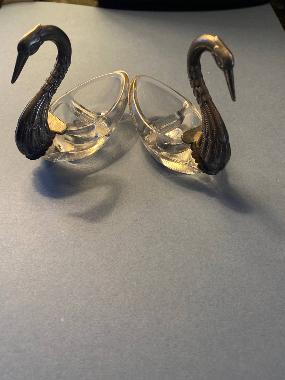 Paire de salerons cygnes Art Déco – Verre moulé et métal patiné
