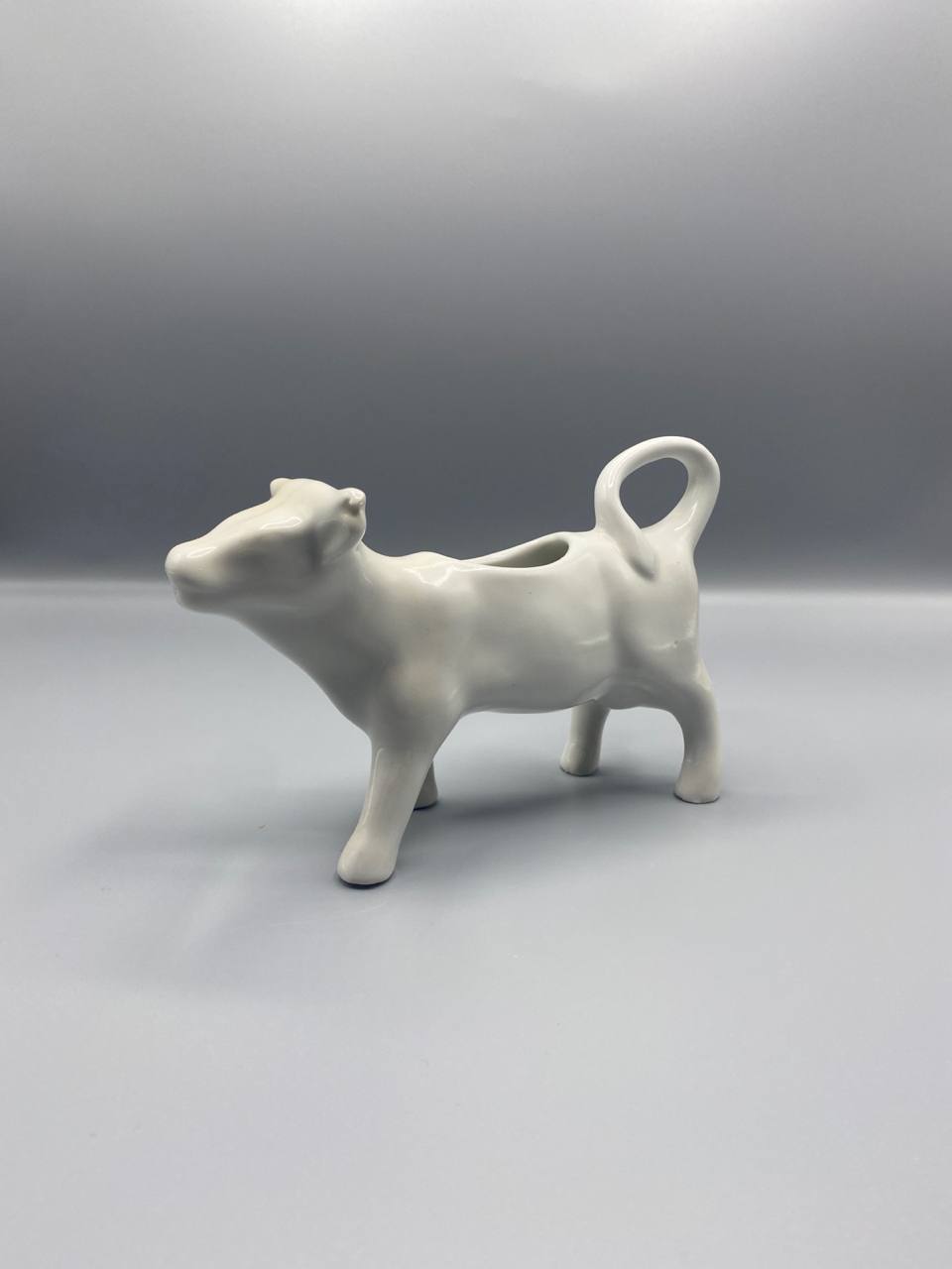 Pot a lait en forme de vache – Porcelaine blanche emaillee – Annees 1950-1970