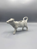 Pot a lait en forme de vache – Porcelaine blanche emaillee – Annees 1950-1970