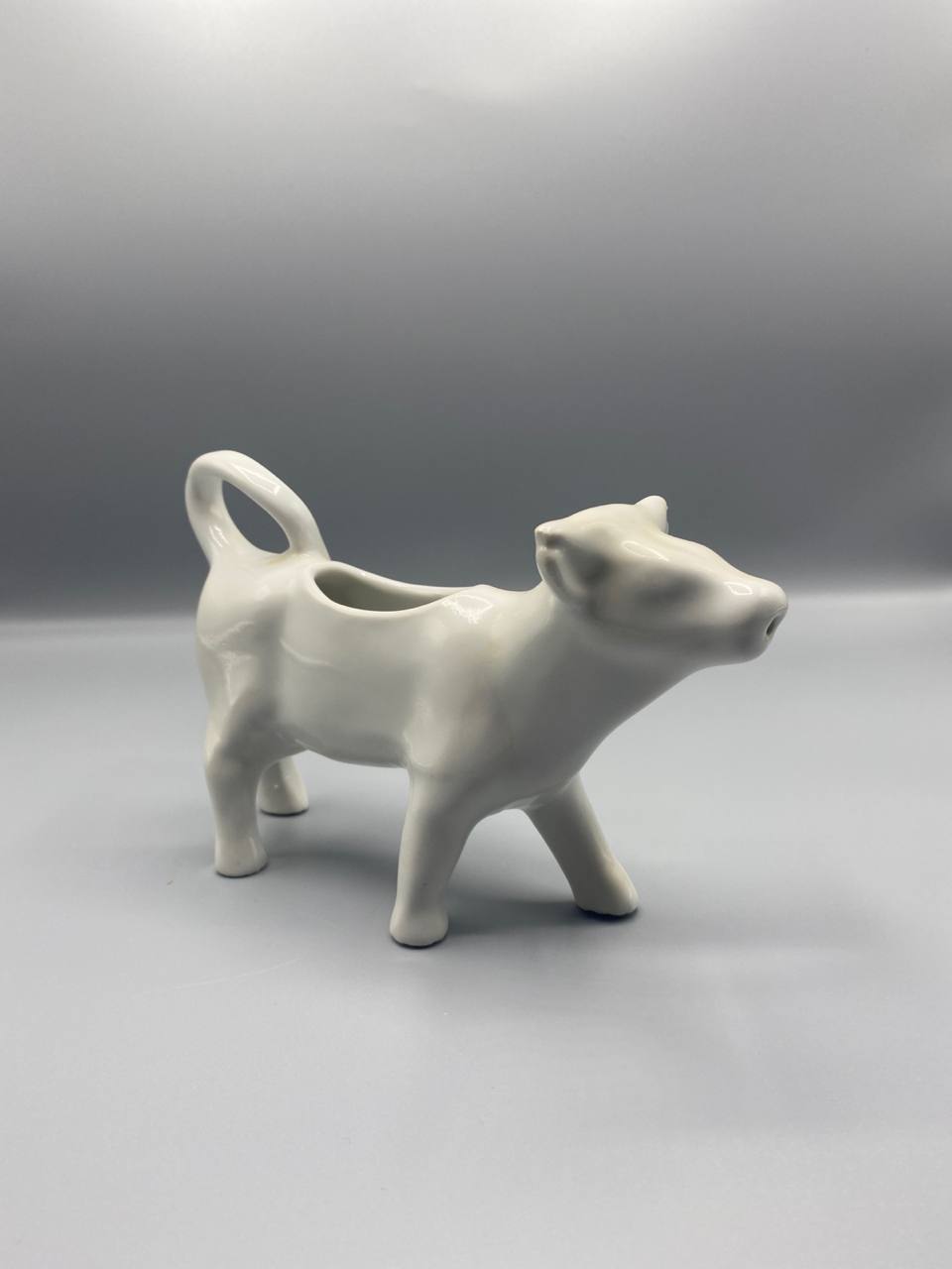 Pot a lait en forme de vache – Porcelaine blanche emaillee – Annees 1950-1970