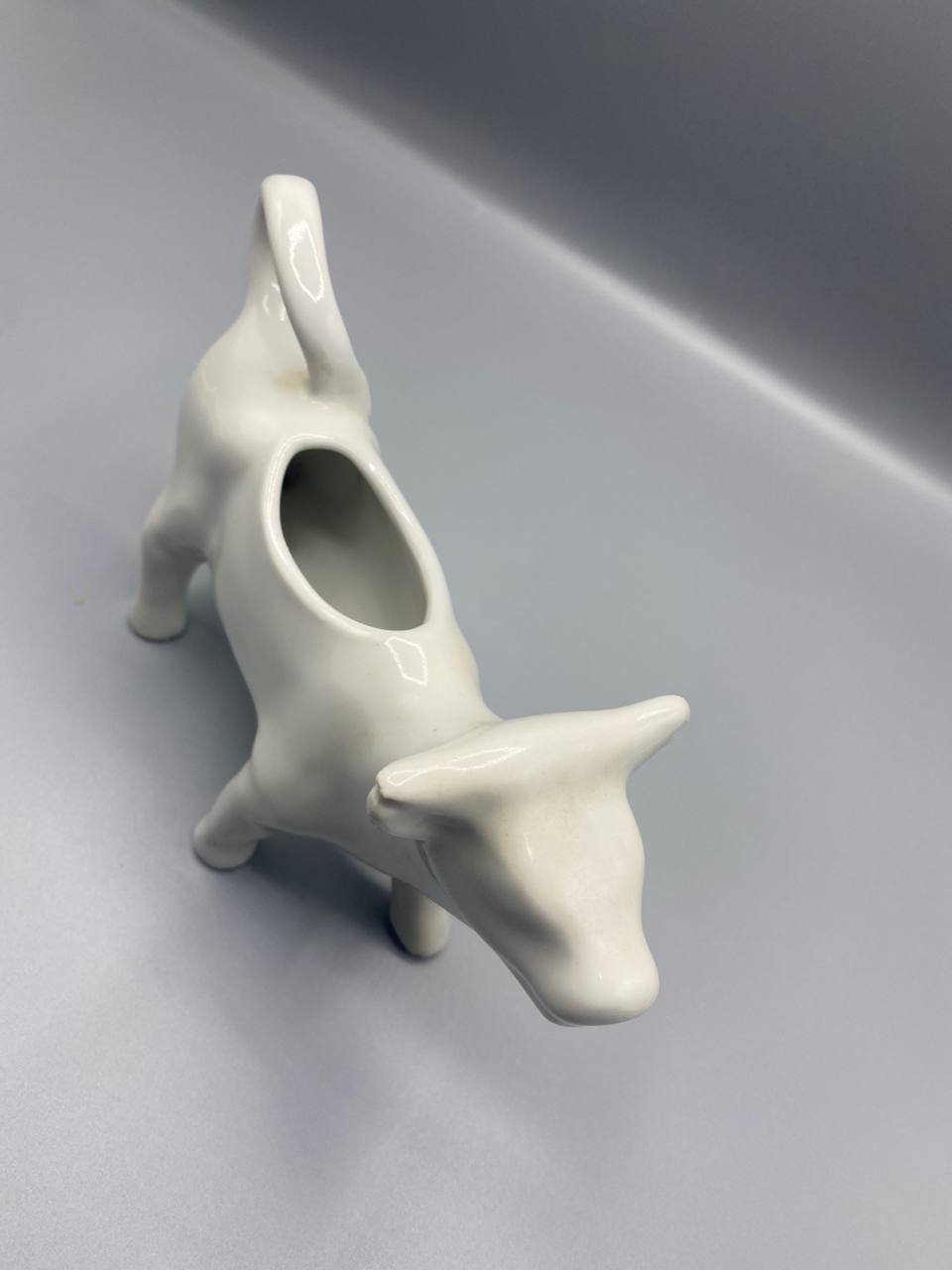 Pot a lait en forme de vache – Porcelaine blanche emaillee – Annees 1950-1970