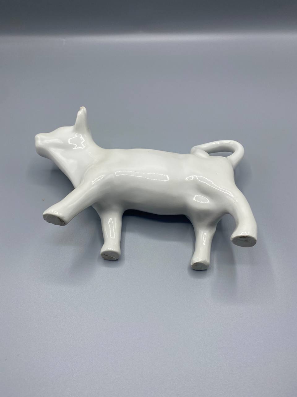 Pot a lait en forme de vache – Porcelaine blanche emaillee – Annees 1950-1970