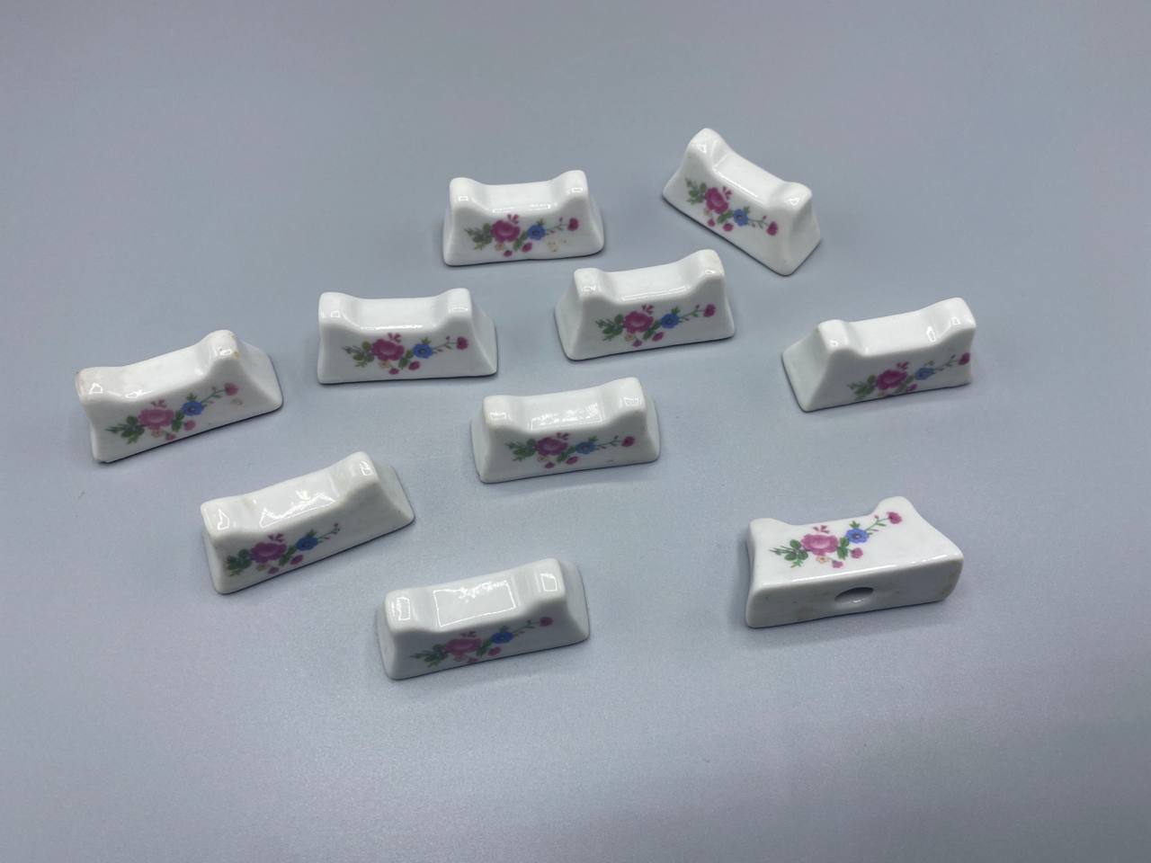 10 repose-couteaux porcelaine blanche – Bouquet de roses polychrome