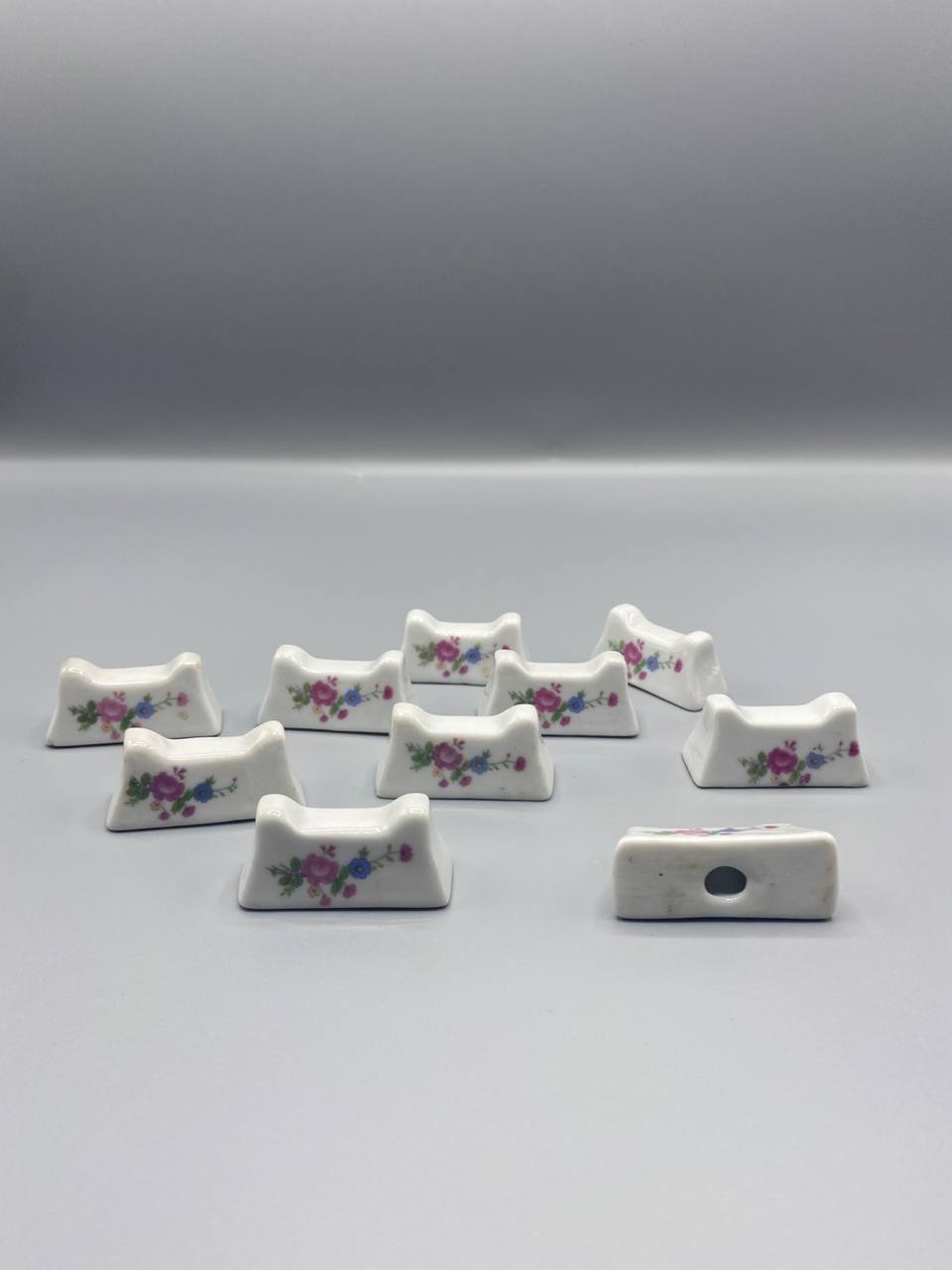 10 repose-couteaux porcelaine blanche – Bouquet de roses polychrome