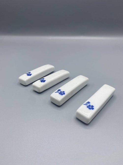 4 repose-couteaux porcelaine blanche – Décor fleur bleue cobalt – BWFr France