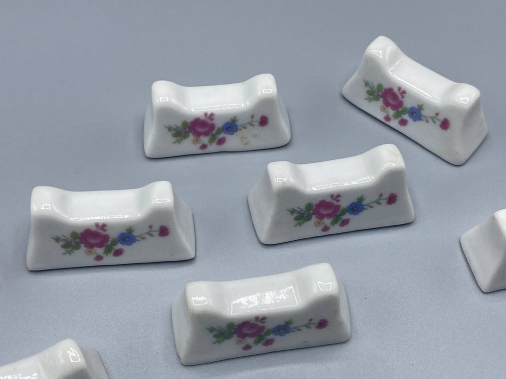 10 repose-couteaux porcelaine blanche – Bouquet de roses polychrome