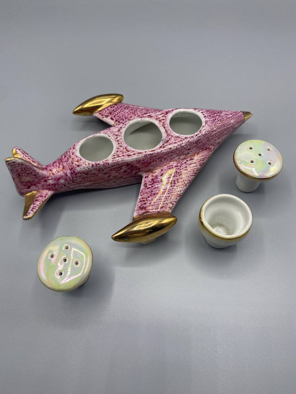 Avion porcelaine rose et or – Salières et poivrier amovibles – Limoges France