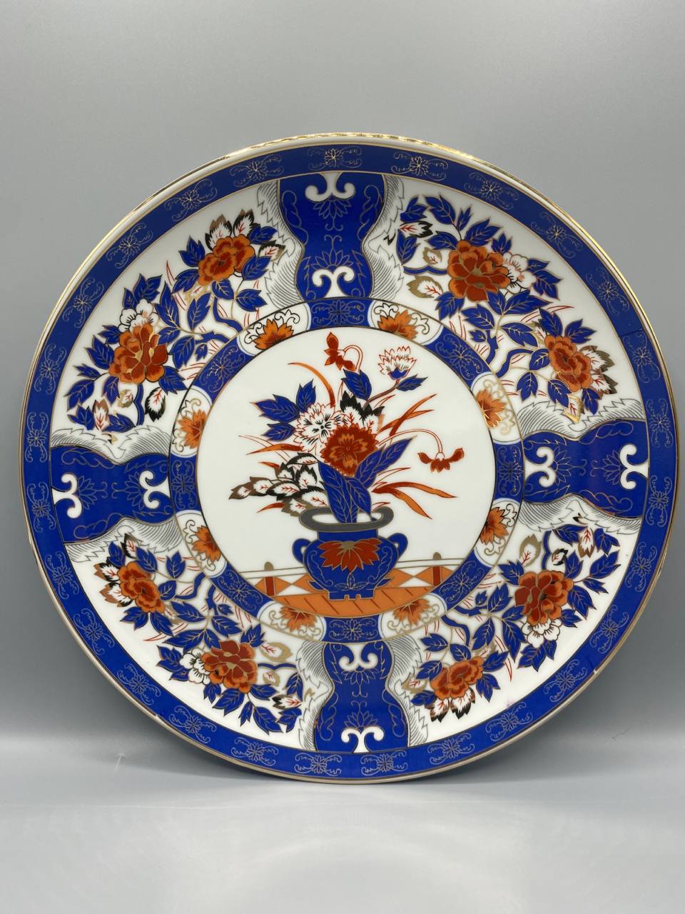 Paire d'assiettes en porcelaine japonaise – Décor Imari bleu cobalt rouge et or – Arita début XXe siècle