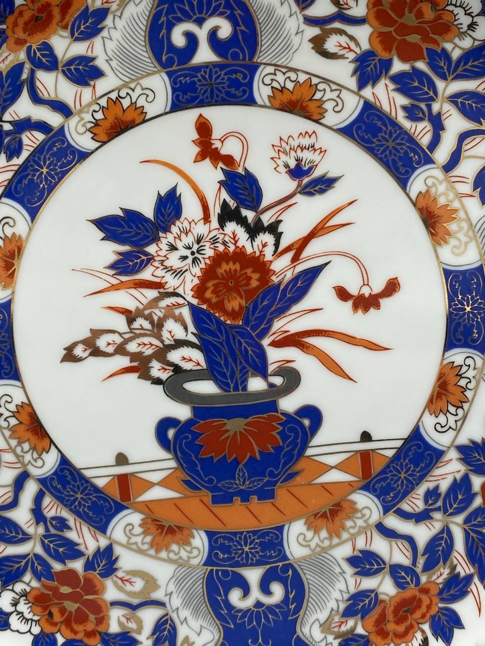 Paire d'assiettes en porcelaine japonaise – Décor Imari bleu cobalt rouge et or – Arita début XXe siècle