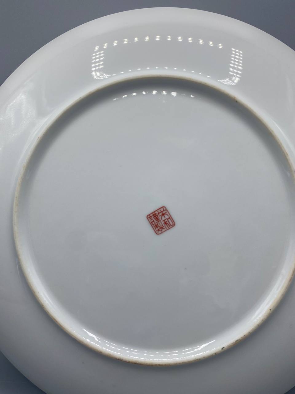 Paire d'assiettes en porcelaine japonaise – Décor Imari bleu cobalt rouge et or – Arita début XXe siècle
