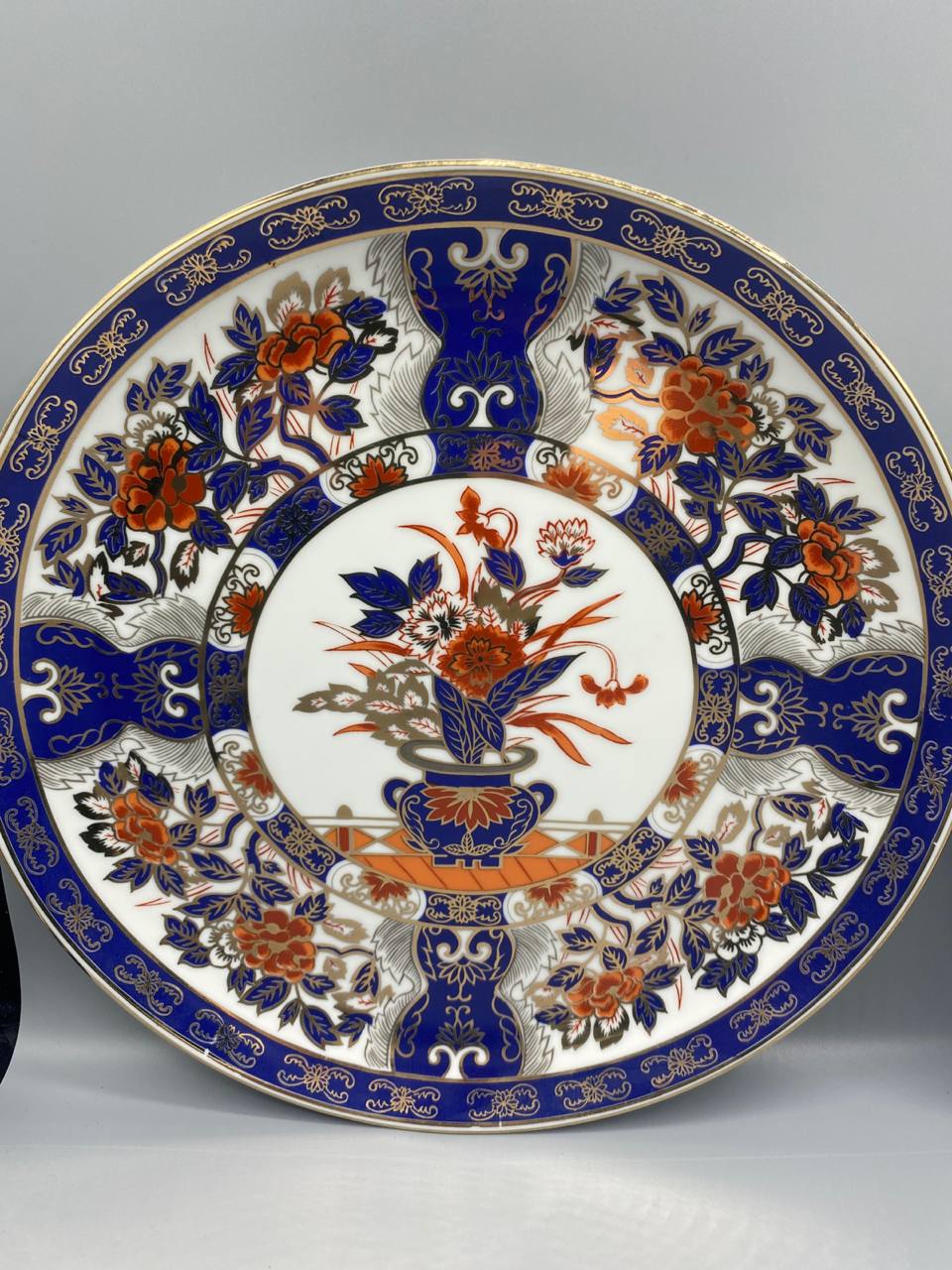 Paire d'assiettes en porcelaine japonaise – Décor Imari bleu cobalt rouge et or – Arita début XXe siècle