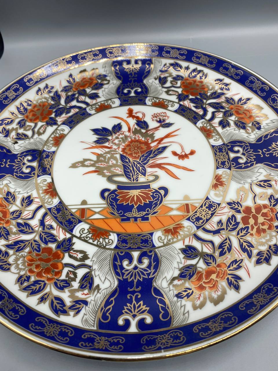 Paire d'assiettes en porcelaine japonaise – Décor Imari bleu cobalt rouge et or – Arita début XXe siècle