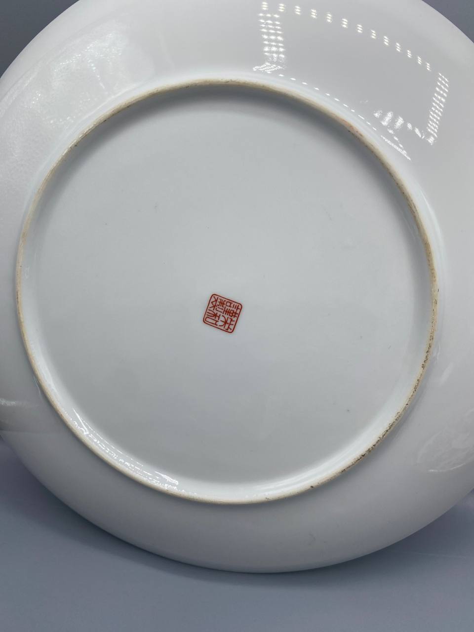 Paire d'assiettes en porcelaine japonaise – Décor Imari bleu cobalt rouge et or – Arita début XXe siècle