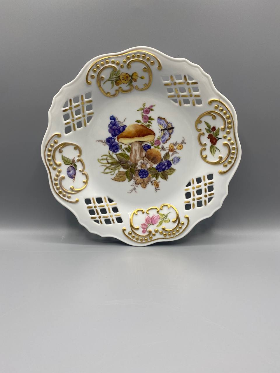 Assiette à dessert en porcelaine ajourée – Décor champignon et papillon – Pièce unique peinte à la main – Tarasque 1999