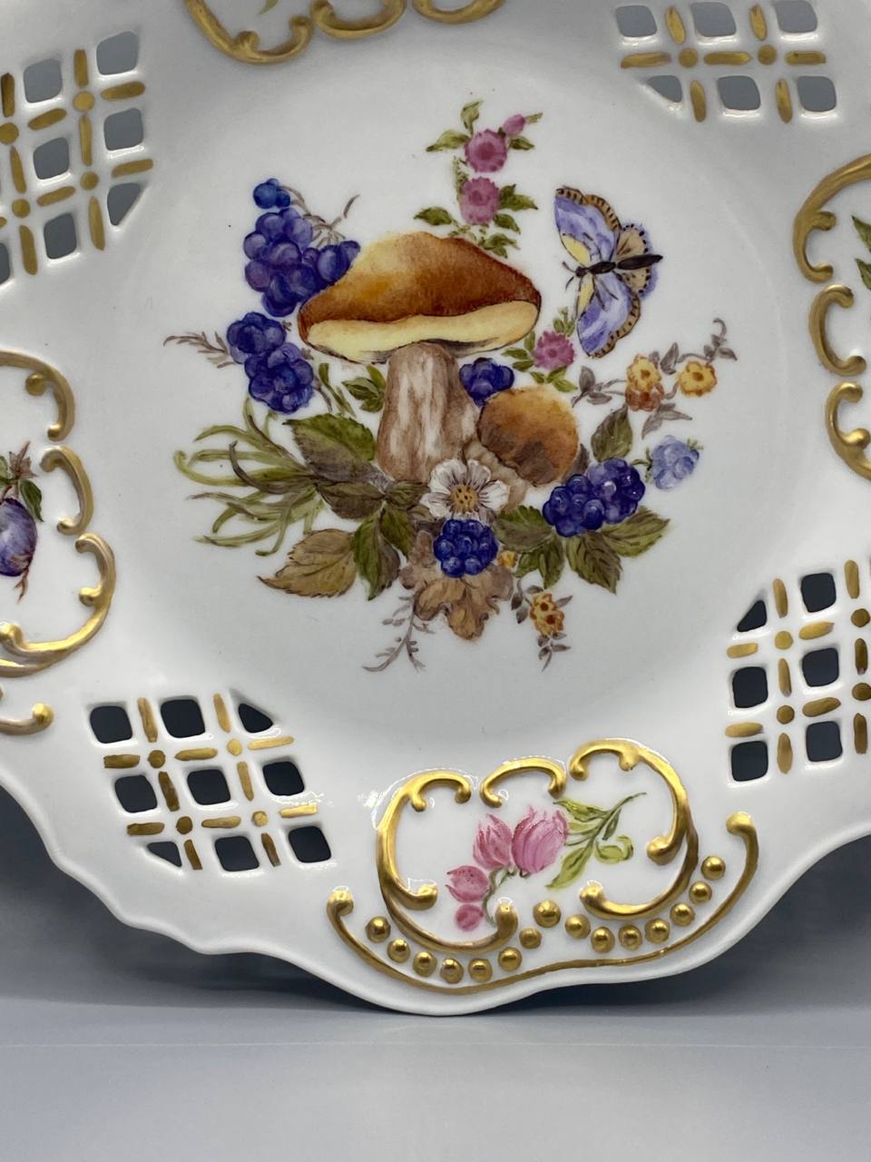 Assiette à dessert en porcelaine ajourée – Décor champignon et papillon – Pièce unique peinte à la main – Tarasque 1999