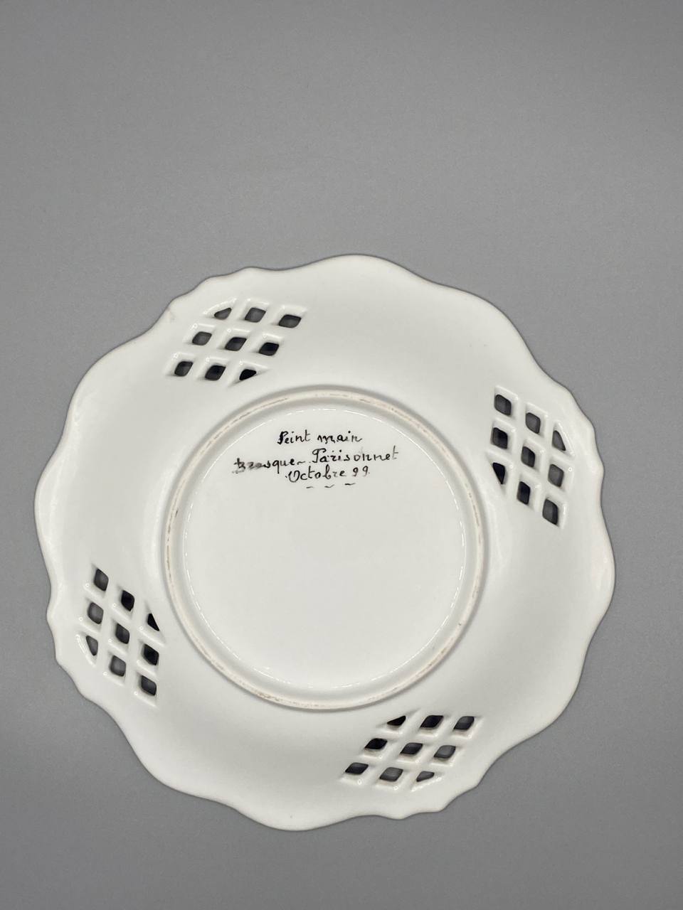 Assiette à dessert en porcelaine ajourée – Décor champignon et papillon – Pièce unique peinte à la main – Tarasque 1999