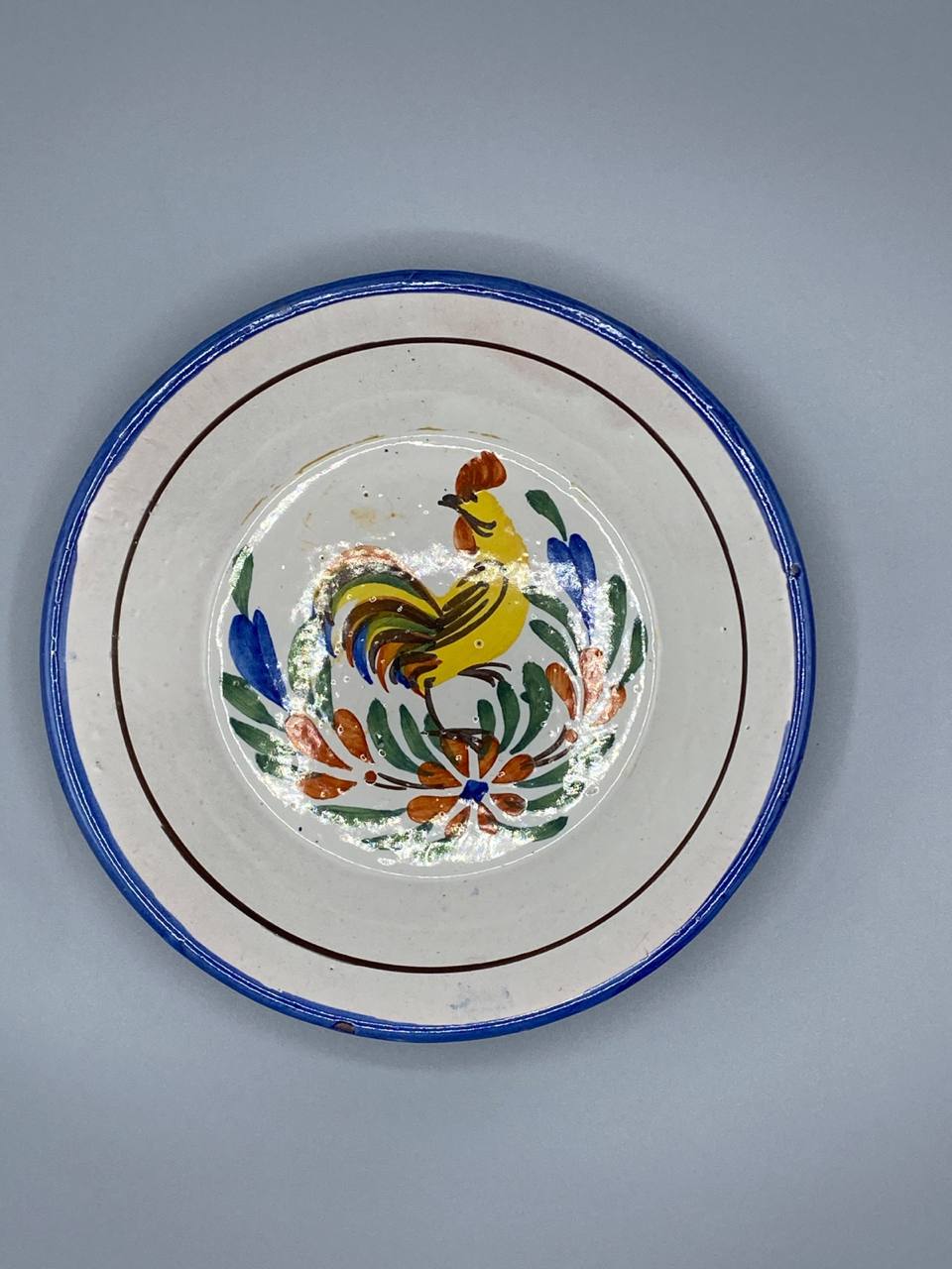 Assiette ancienne en faïence – Décor coq polychrome – Bord bleu cobalt – Faïence populaire française