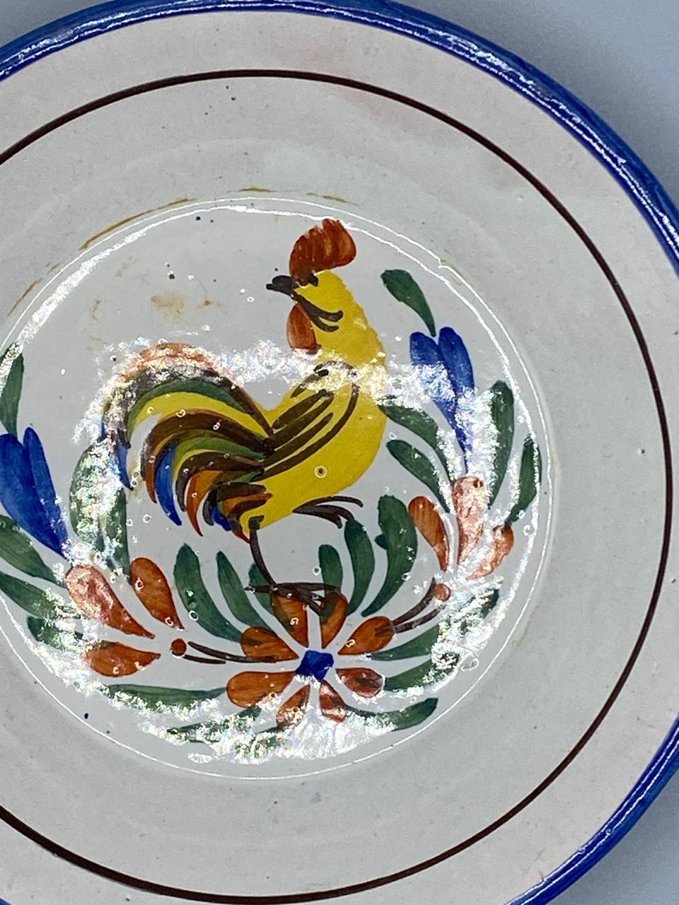 Assiette ancienne en faïence – Décor coq polychrome – Bord bleu cobalt – Faïence populaire française
