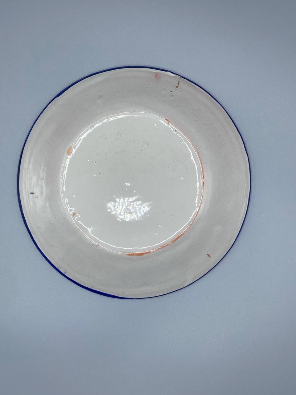 Assiette ancienne en faïence – Décor coq polychrome – Bord bleu cobalt – Faïence populaire française