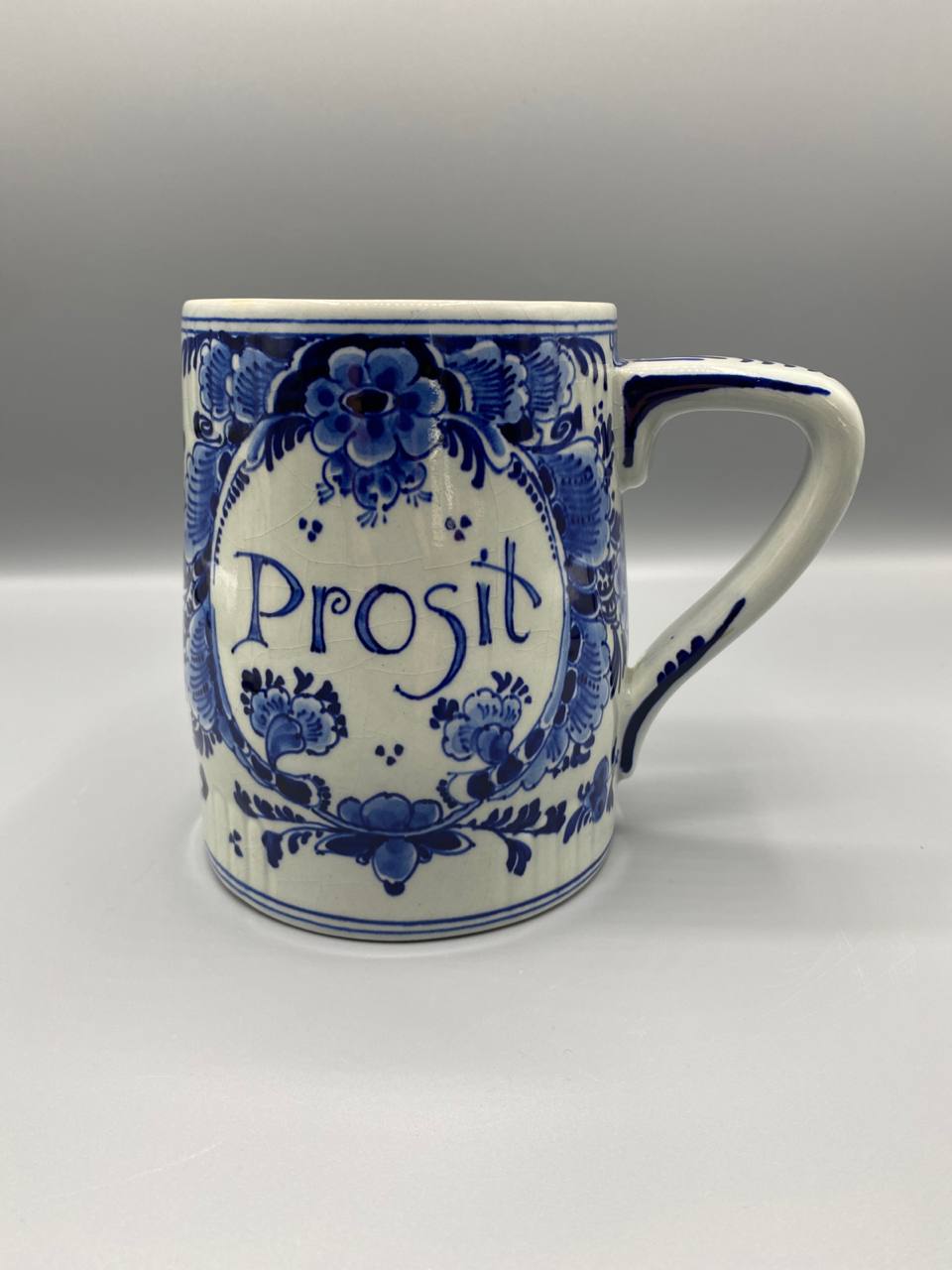 Chope à bière en faïence de Delft – Inscription Prosit – Peinte à la main – 1958