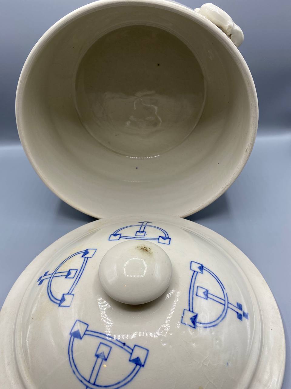 Soupière faïence crème – Décor géométrique bleu Art Nouveau – Avec couvercle