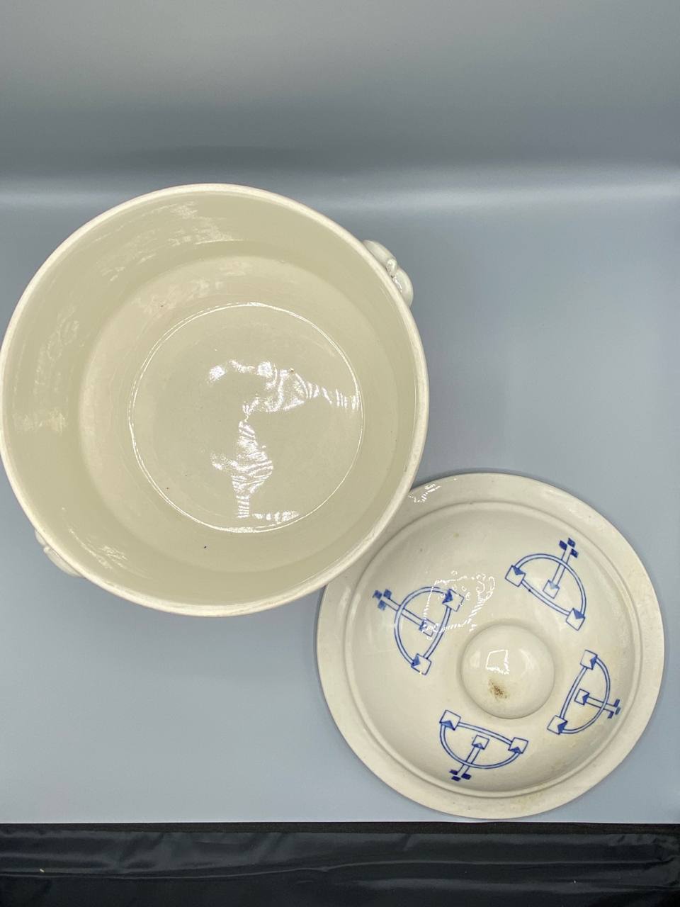 Soupière faïence crème – Décor géométrique bleu Art Nouveau – Avec couvercle