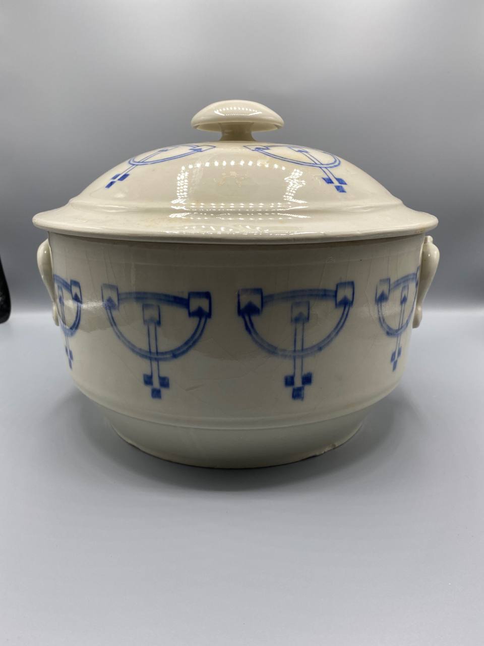 Soupière faïence crème – Décor géométrique bleu Art Nouveau – Avec couvercle