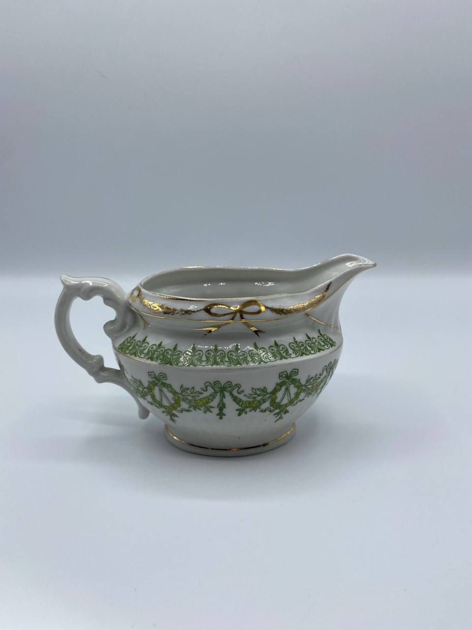Crémier porcelaine – Décor guirlandes vertes et or – Style Napoléon III