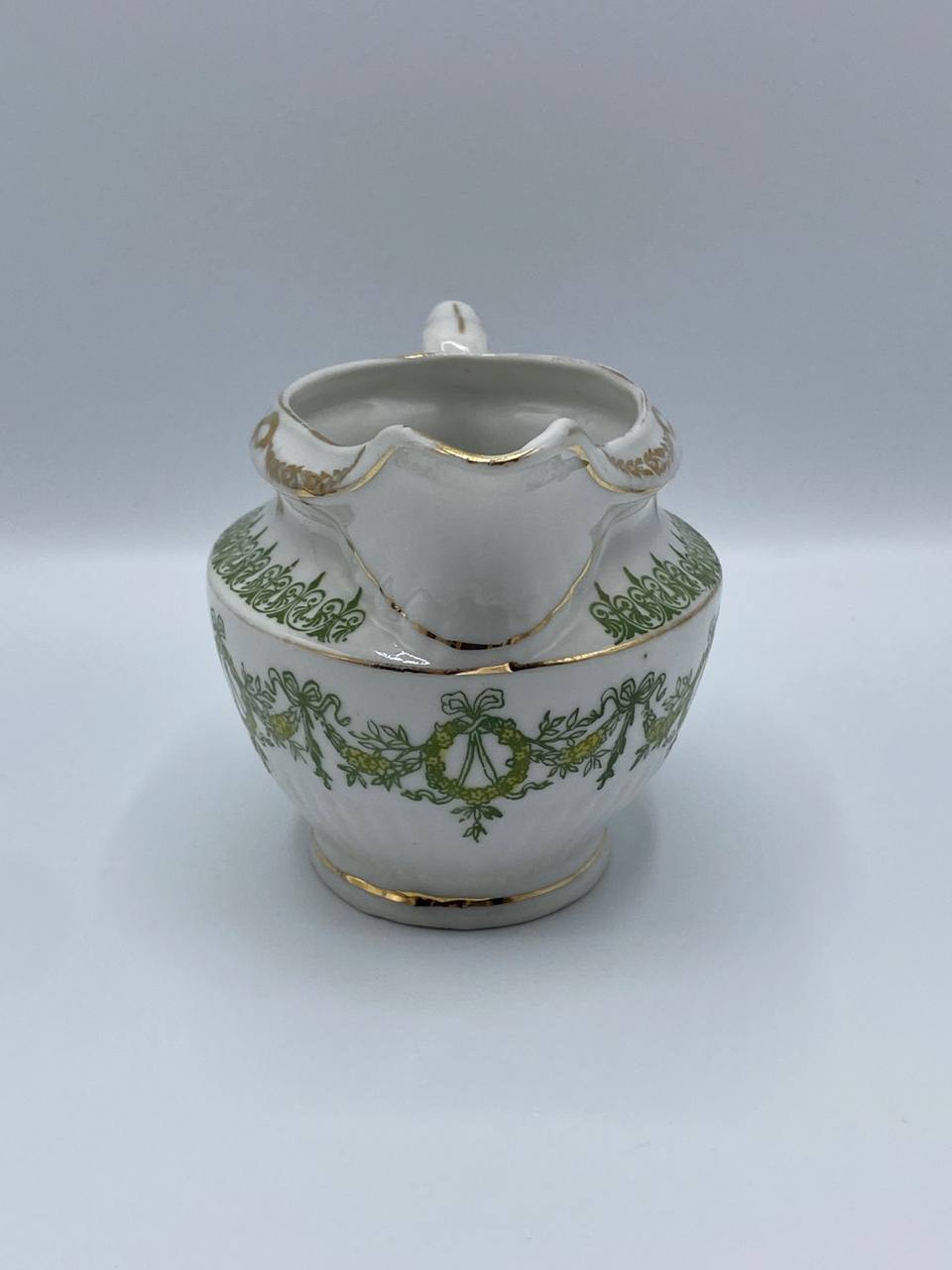 Crémier porcelaine – Décor guirlandes vertes et or – Style Napoléon III