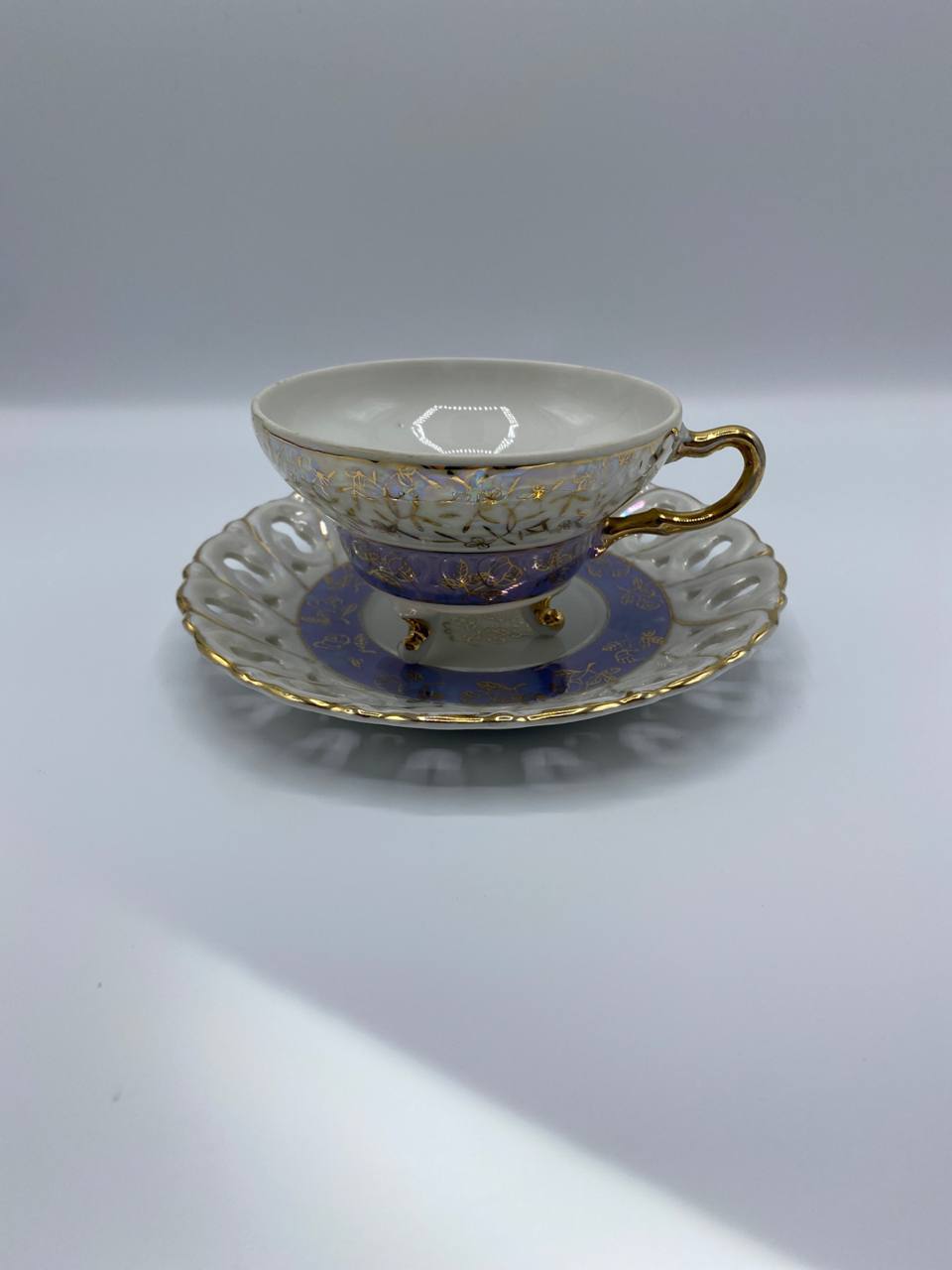 Tasse et soucoupe ajourée porcelaine – Bandeau bleu lavande et or – Bohême début XXe