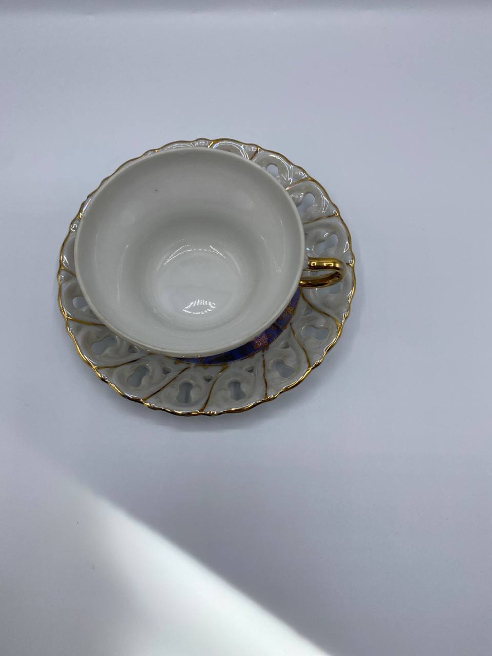 Tasse et soucoupe ajourée porcelaine – Bandeau bleu lavande et or – Bohême début XXe