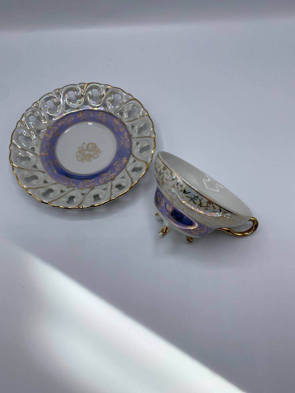 Tasse et soucoupe ajourée porcelaine – Bandeau bleu lavande et or – Bohême début XXe