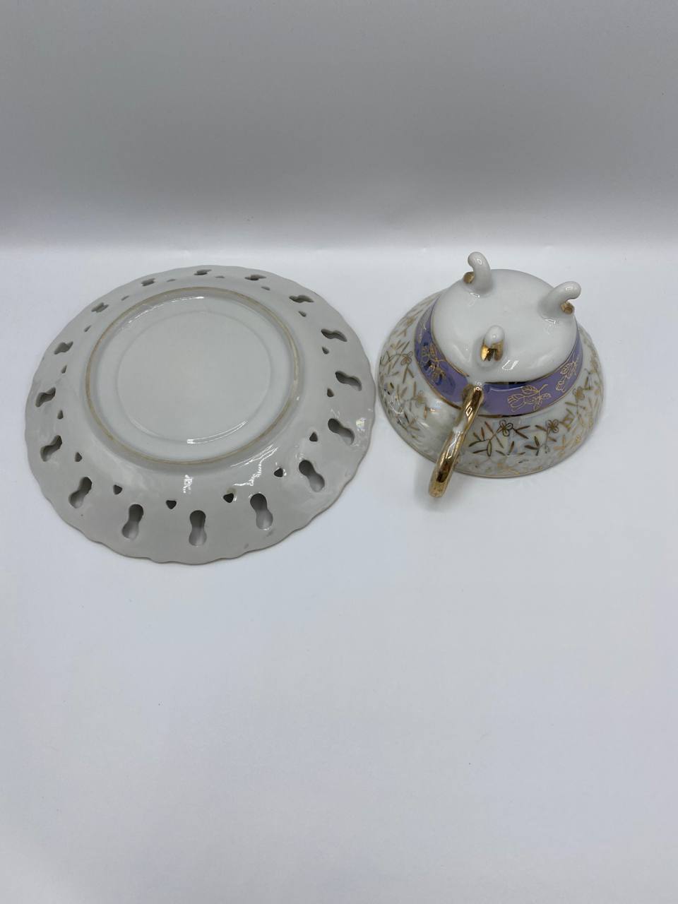 Tasse et soucoupe ajourée porcelaine – Bandeau bleu lavande et or – Bohême début XXe