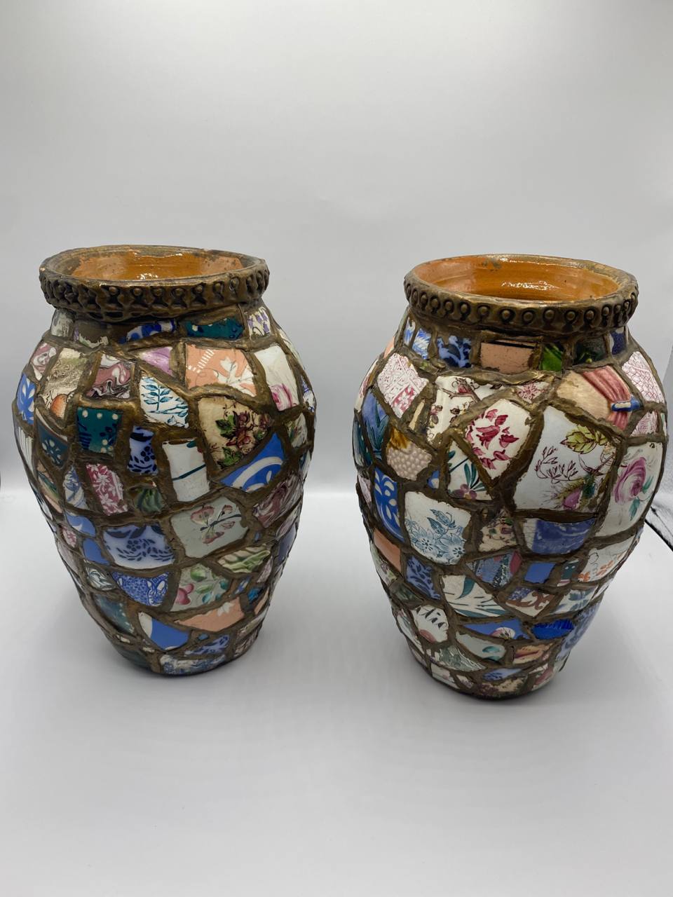 Paire de vases picassiette – Atelier Bertoux Cluny – Mosaïque de faïences polychromes