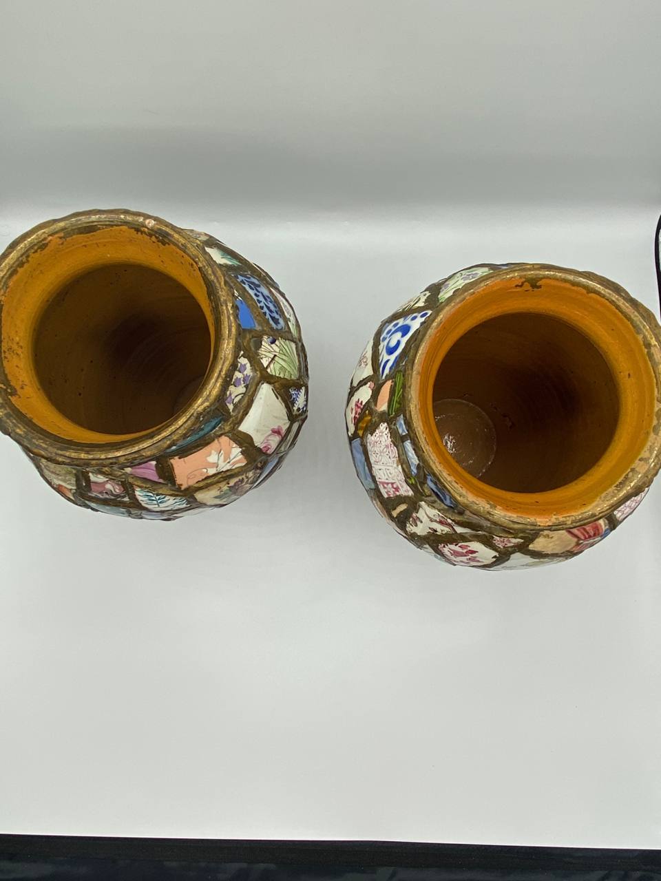 Paire de vases picassiette – Atelier Bertoux Cluny – Mosaïque de faïences polychromes