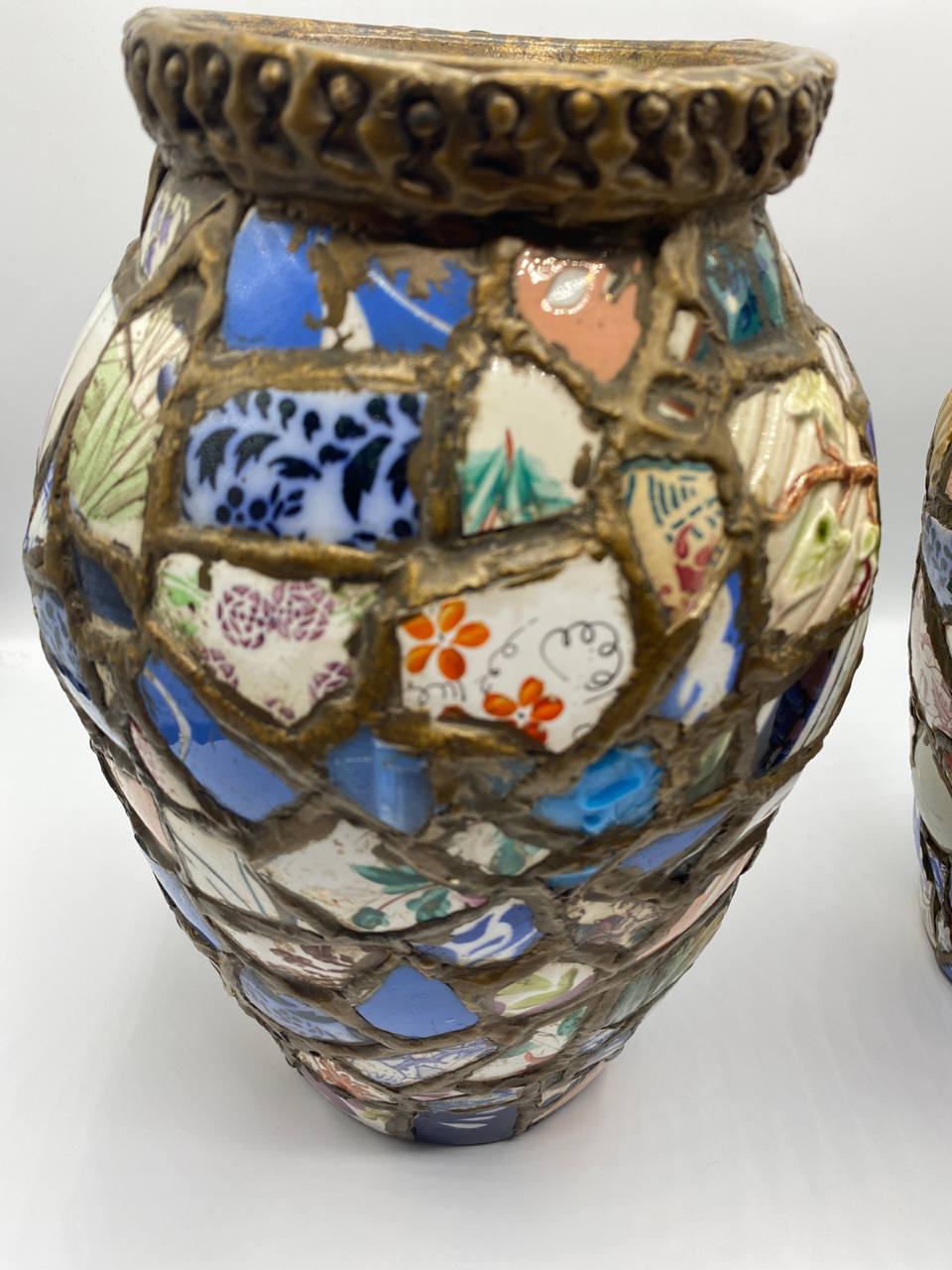 Paire de vases picassiette – Atelier Bertoux Cluny – Mosaïque de faïences polychromes