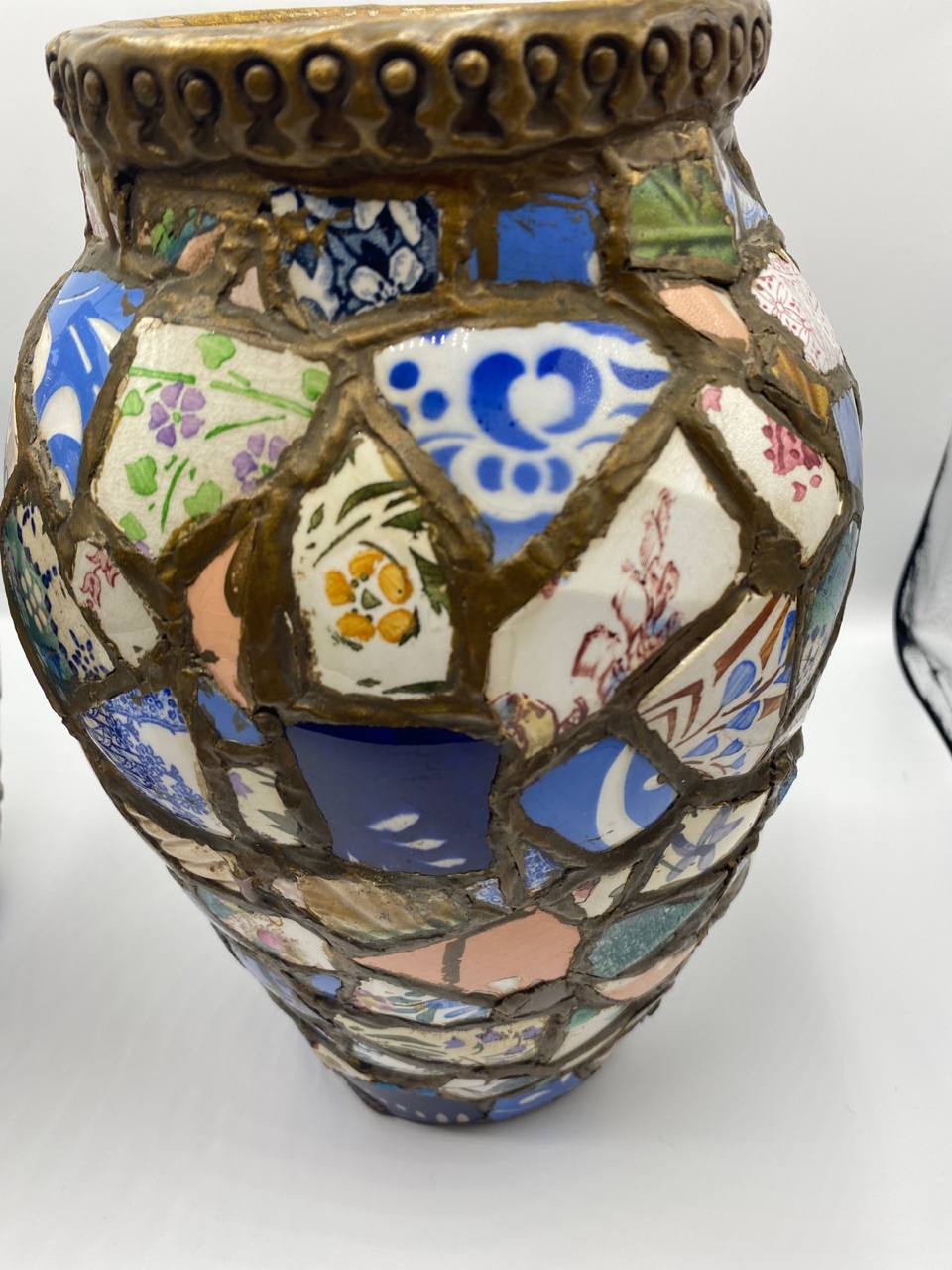 Paire de vases picassiette – Atelier Bertoux Cluny – Mosaïque de faïences polychromes