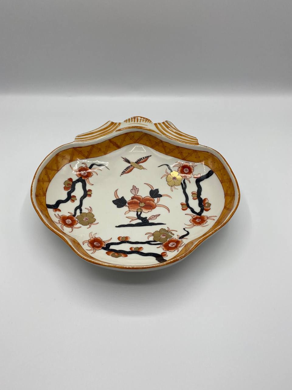Coupe coquille porcelaine – Décor japonisant Imari prunier et oiseau – France Belle Époque