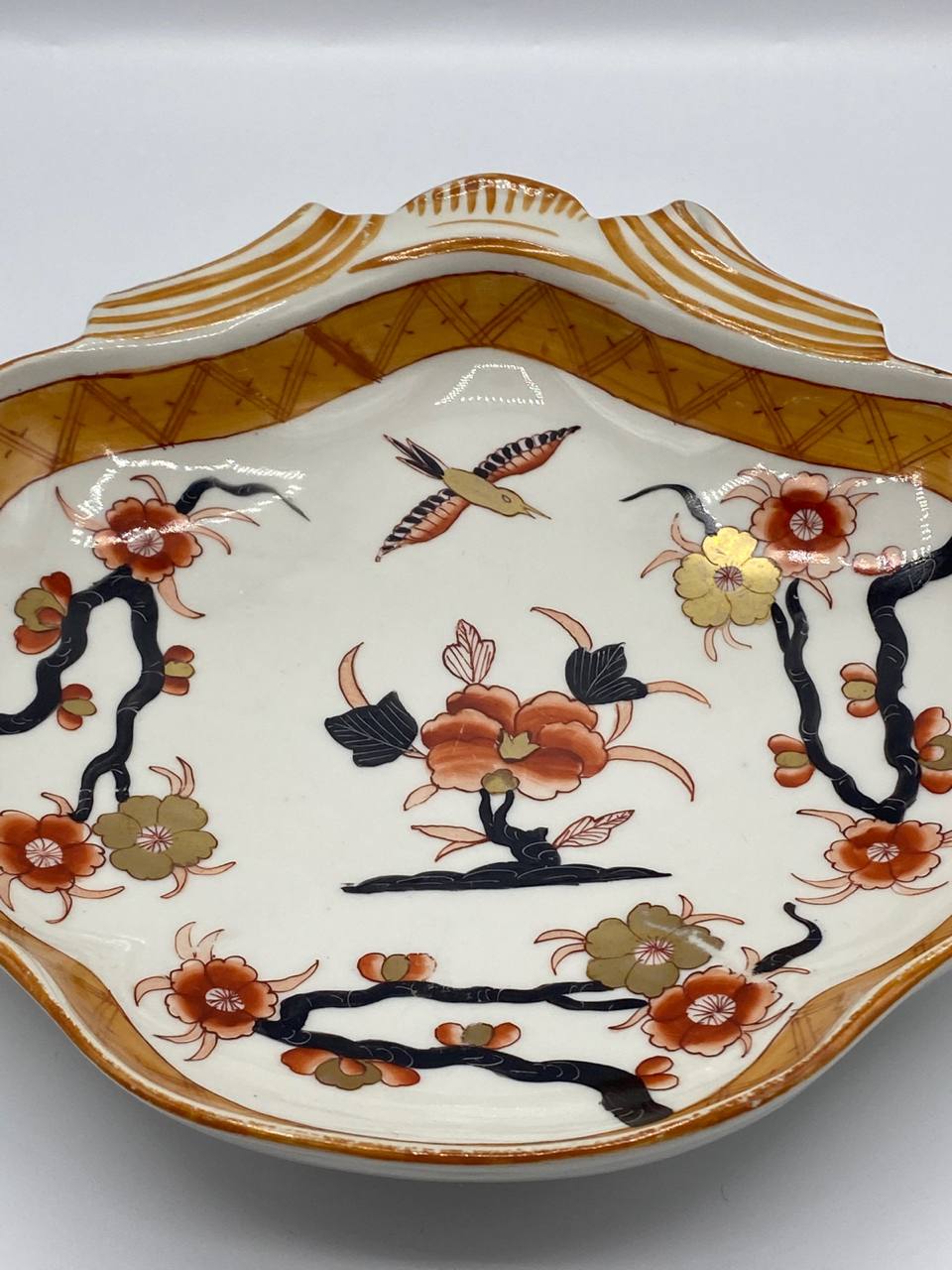 Coupe coquille porcelaine – Décor japonisant Imari prunier et oiseau – France Belle Époque