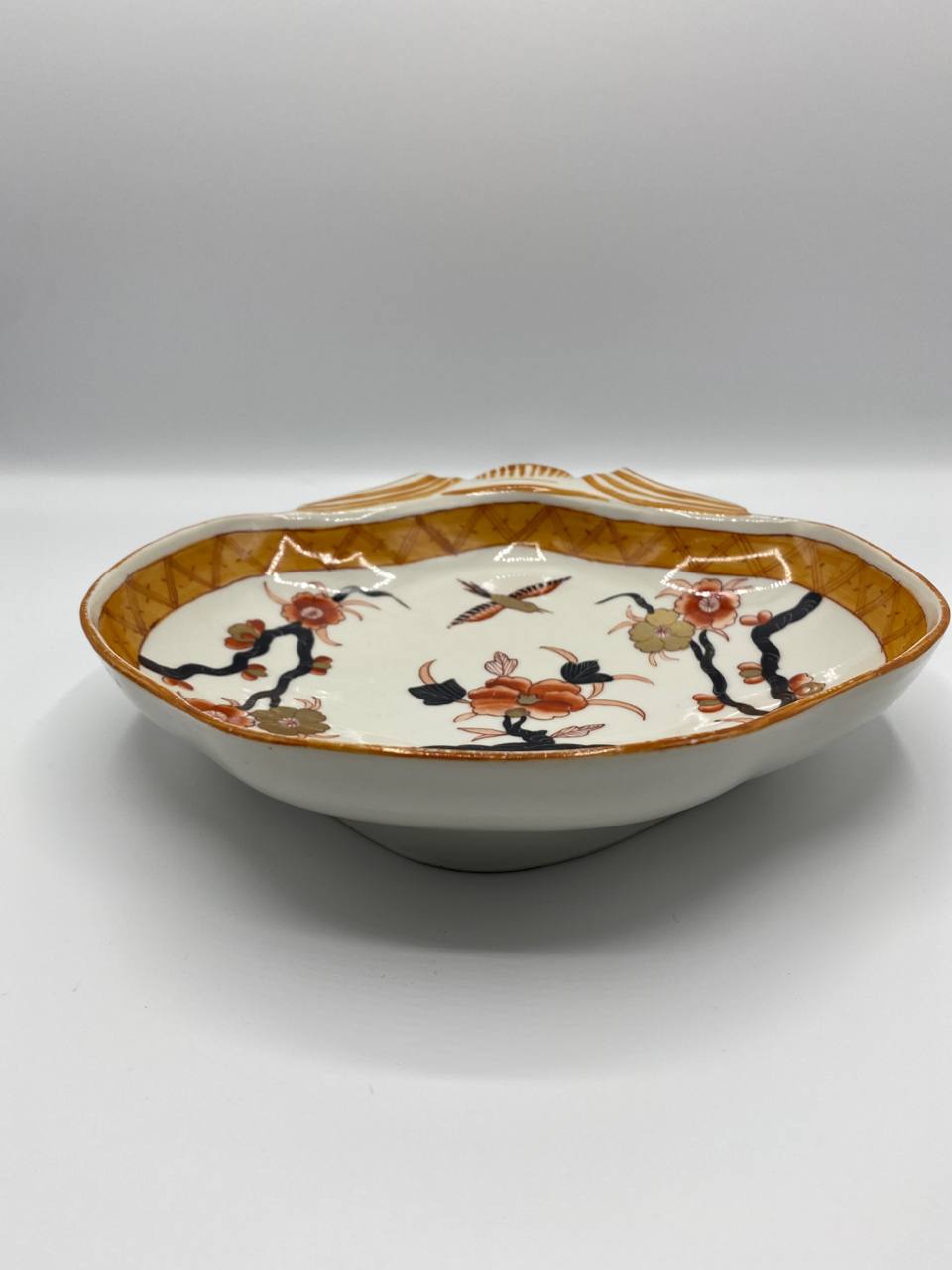 Coupe coquille porcelaine – Décor japonisant Imari prunier et oiseau – France Belle Époque