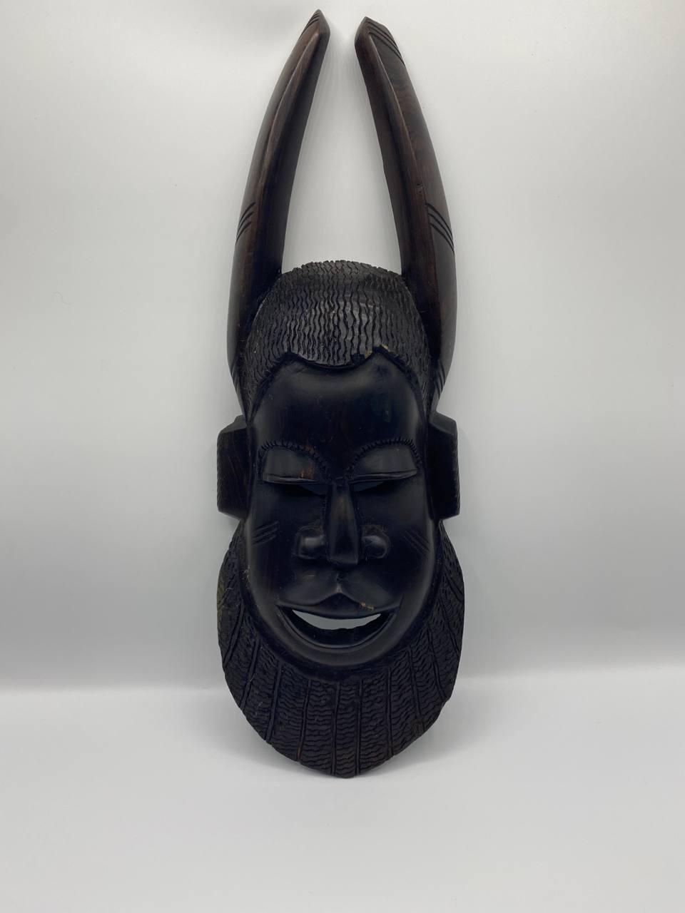 Masque africain à cornes en bois sculpté – Visage stylisé – Patine noire