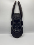 Masque africain à cornes en bois sculpté – Visage stylisé – Patine noire
