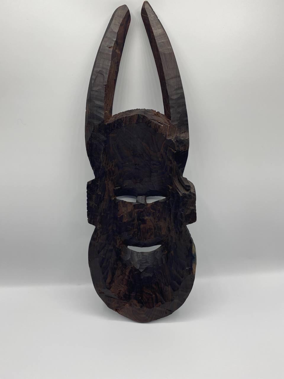 Masque africain à cornes en bois sculpté – Visage stylisé – Patine noire